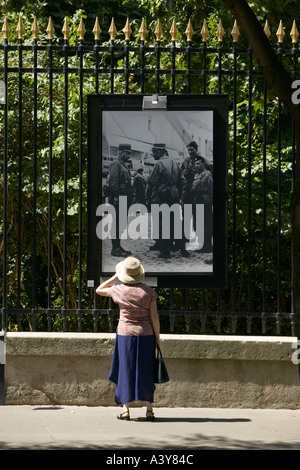 Frau Besuche die Foto-Ausstellung hängen auf dem Geländer des Jardin du Luxembourg in Paris Frankreich August 2004 Stockfoto