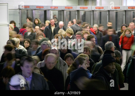 Abfahrt von Paris Montparnasse Metrostation Dezember 2003 Stockfoto