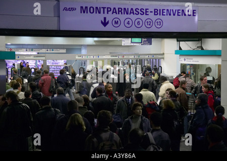 Eingang des Paris Montparnasse Metrostation Dezember 2003 Stockfoto