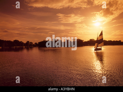 Sonnenuntergang auf den Norfolk Broads, Malthouse breit, Norfolk, england Stockfoto