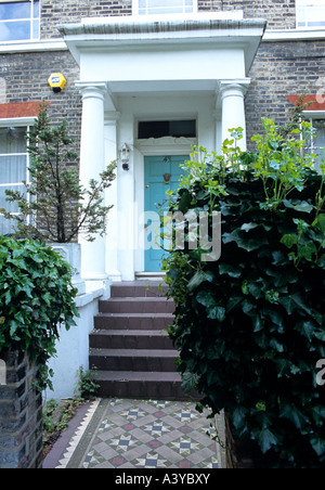 Fliesen, Treppen und Säulen Veranda zu einem viktorianischen Reihenhaus in London Stockfoto