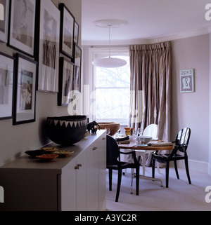 Blick auf ein Sideboard und Esstisch in zeitgenössischen Ferienwohnung in London Stockfoto