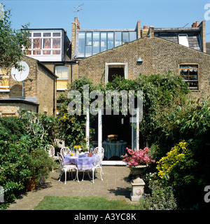 Blick auf den Garten von hinten von einem Londoner Stadthaus Stockfoto