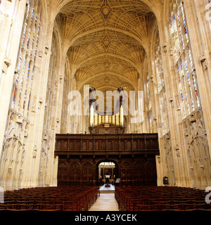 Kings College Kapelle Cambridge, Ansicht des Innenraums mit Fan-gewölbte Decke und Orgelempore Stockfoto