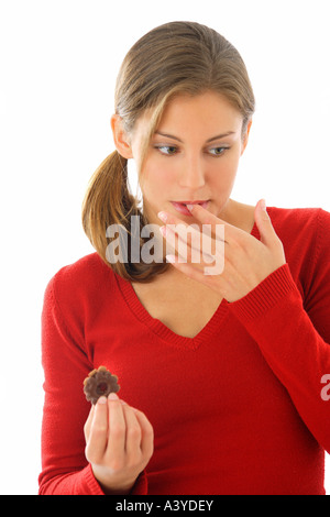 junge Frau Verkostung cookie Stockfoto