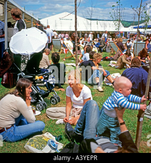 Masse der Leute sitzen bei Sonnenschein draußen im Garten in der Hay Festival Hay-on-Wye, Wales, UK KATHY DEWITT Stockfoto