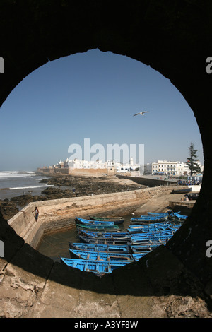 Blick von der Festung am Meer in Essaouira mit Blick auf einen kleinen Hafen voller Fischerboote Sardine in Richtung Altstadt Stockfoto