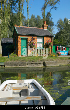 Boote an einer Schleuse auf dem Fluss Chelmer Essex Stockfoto