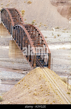 Alten Eisenbrücke über Mendoza-Fluss im Westen Argentiniens Stockfoto