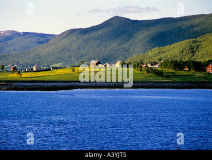 Bauernhöfe in der Nähe von Dorf Finnsnes Norwegens Stockfoto