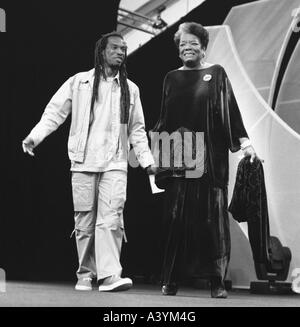 Benjamin Zephaniah und Maya Angelou auf der Bühne beim 2002. Hay Festival, Hay-on-Wye, Wales, UK KATHY DEWITT Stockfoto