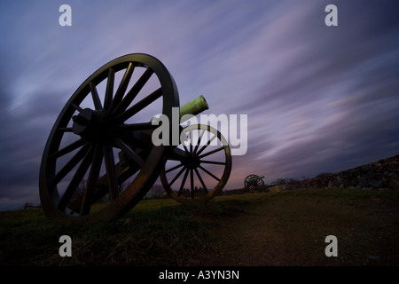 Antietam Battlefield. Bürgerkrieg-Kanonen an den finalen Angriff Steinmauer. Dramatischer Himmel. Einbruch der Dunkelheit. Stockfoto