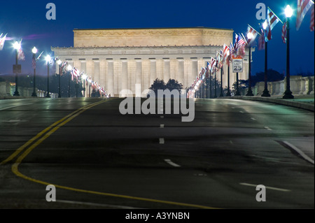 Washington D.C. - Lincoln Memorial und Arlington Memorial Bridge bei Nacht, leer. Stockfoto