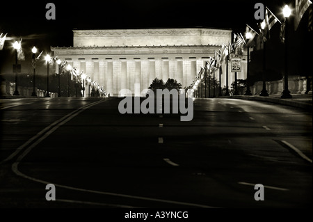 Washington D.C. - Lincoln Memorial und Arlington Memorial Bridge bei Nacht, leer. Monochrom Schwarz und weiß. Stockfoto