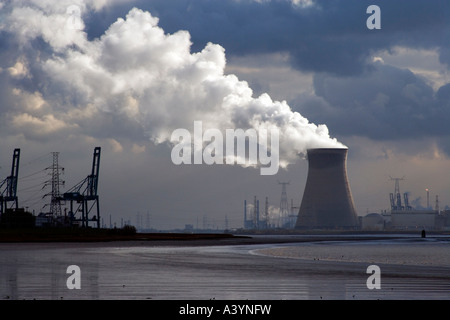 Kernkraftwerk in Doel, Belgien. Der Schelde; Schelde; Schelde-Mündung in den Vordergrund. Dramatischer Himmel mit Dampf. Stockfoto