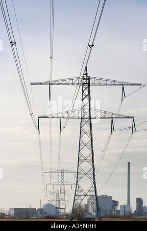 Borssele Fez Nuclear Power Station, Pflanze, auf der linken Seite. Kohle-Kraftwerk auf der rechten Seite. Pylone. Niederländischen Holland Niederlande. Stockfoto