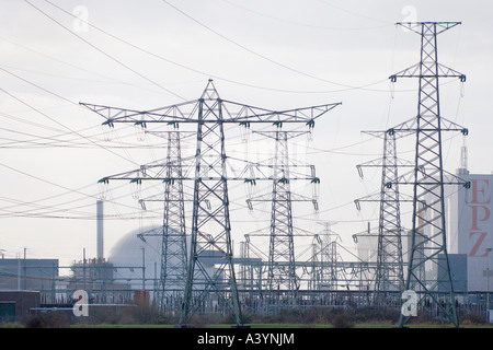 Borssele Fez Nuclear Power Station, Pflanze, auf der linken Seite. Kohle-Kraftwerk auf der rechten Seite. Pylone. Niederländischen Holland Niederlande. Stockfoto