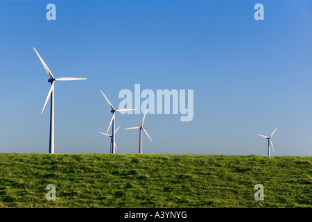 Nordex-Windpark an der Küste der Niederlande. Moderne Windmühlen hinter einem Deich oder Damm. Provinz Zeeland, Holland. Stockfoto