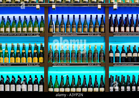 Bubbles Seafood & Weinbar. Flaschen Wein auf dem Display. Amsterdam Schiphol Flughafen. Stockfoto