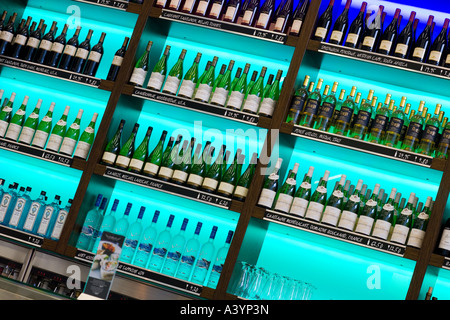 Bubbles Seafood & Weinbar. Flaschen Wein und Schnaps auf dem Display. Amsterdam Schiphol Flughafen. Stockfoto