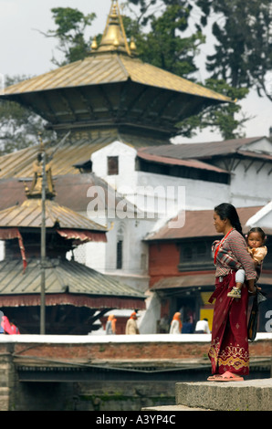 Nepalesen Frau und Kind am Pashupatinath Hindu-Tempel in Kathmandu in Nepal Stockfoto