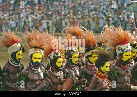 Eine bemalte und gefiederte Truppe Huli-Krieger bei einem singen singen in Port Moresby (Papua-Neuguinea) Stockfoto