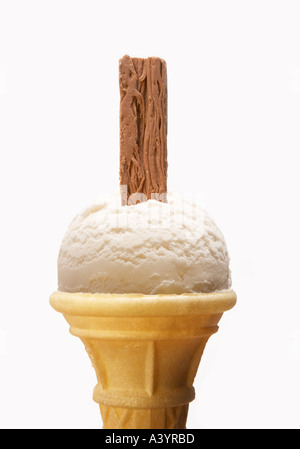 EINZELNE KUGEL VANILLE-EIS IN KEGEL MIT SCHOKOLADE FLOCKEN Stockfoto
