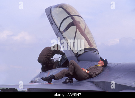 Lockheed General Dynamics F16 Multirole Strahl Kämpfer Pilot und Ingenieur.   GAV 2252-229 Stockfoto