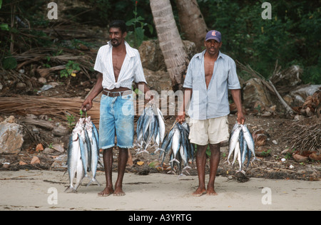 zwei Fischer mit gefangenen Fischen, Dominikanische Republik Stockfoto