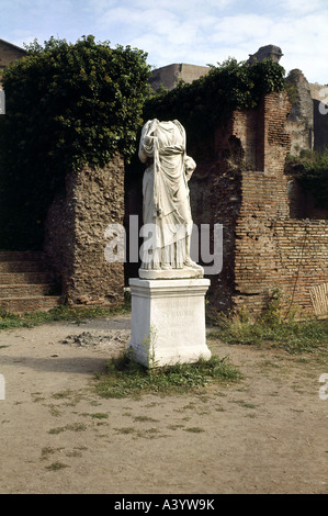 Reise/Geographie, Italien, Rom, Denkmäler, Statue der Jungfrau aus dem Gewand im Forum Romanum, vom 1. Bis 4. Jahrhundert a.D., historisch, historisch, Europa, alte Welt, bildende Kunst, Statuen, Skulpturen, Skulpturen, Marmor, Römisches Reich, Denkmal, Religion, Erstheit, Erstestessen, Vesta, Jungfrauen, alte Welt, Stockfoto