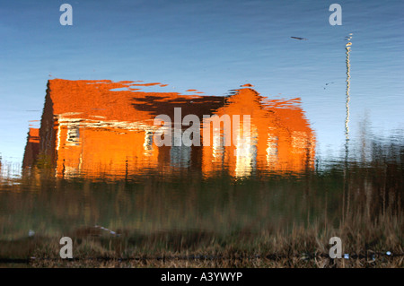 Reflexionen eines Gebäudes In den Gewässern des Cauldon Kanals, In Staffordshire UK. Stockfoto