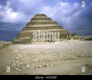 Reise/Geographie, Ägypten, Saqqara, Gebäude, Stufenpyramide von Djoser, Außenansicht, erbaut von Imhotep, ca. 2650 v. Chr., historisch, historisch, Afrika, Architektur, alte Welt, Altes Königreich, 3. Dynastie, 27. Jahrhundert v. Chr., Pyramiden, Stufen, UNESCO-Welterbe, alte Welt, Stockfoto