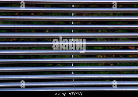 Edelstahlstangen, verwendet In den Bau eines modernen entworfen Park Sitzbank. Stockfoto