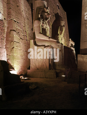 Reise/Geographie, Ägypten, Luxor, Gebäude, Tempel, gottgleiche Familie aus Theban Amun, Mut, Chons, Außenansicht, Nacht, sitzende Statuen von pharao Ramesses II, Architekt Amenhotep, Sohn von Hapu', 1402 - 1364 v. Chr., Erweiterungen unter Ramesses II, 1303 - 1236 v. Chr., Stockfoto