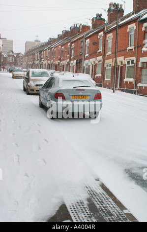 Schräge schneebedeckte terrassenförmig angelegten Straßen von Hanley In Stoke-On-Trent, Staffordshire. Stockfoto