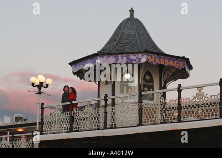 Junges Paar auf dem Brighton Pier Stockfoto