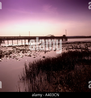 Sonnenuntergang über einem Pier in der Themse bei Dagenham Dock in Essex UK Stockfoto