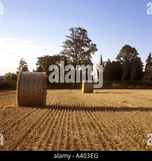 Strohballen mit St Mary und Allerheiligen der Kirche im Hintergrund Lambourne nahe Abridge in Essex UK Stockfoto