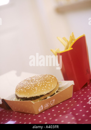 Nahaufnahme der Box von Chips und einen Burger auf einem Tisch Stockfoto