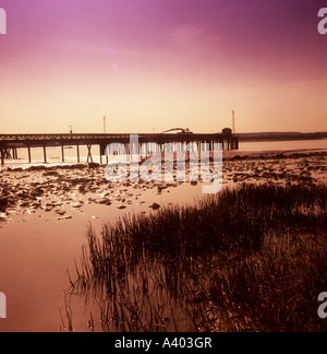 Sonnenuntergang über einem Pier in der Themse bei Dagenham Dock in Essex UK Stockfoto