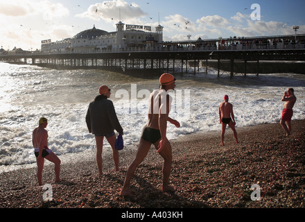 Serpentin Schwimmverein von Hyde Park London dauert einen mutige Winter schwimmen am Brighton Beach 21 01 07 Pic von Elliot Nichol Stockfoto