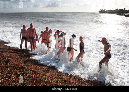 Serpentin Schwimmverein von Hyde Park London dauert einen mutige Winter schwimmen am Brighton Beach 21 01 07 Pic von Elliot Nichol Stockfoto