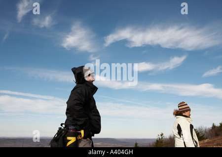 Zwei Wanderer auf einem Berggipfel Stockfoto