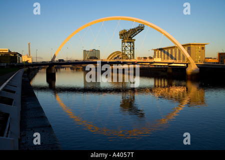 Neuer Bogen Brücke über Fluss Clyde im City Inn Hotel und Scottish Exhibition and Conference Centre Glasgow Schottland, Vereinigtes Königreich Stockfoto