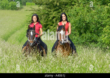 Zwei junge Damen auf Paso Fino Pferde Reiten Stockfoto