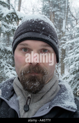 Schnee bedeckt die Wanderer auf der Seite ein Wanderweg in den White Mountain National Forest New Hampshire USA Stockfoto