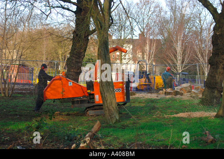 Löschen eines überwucherten Abschnitts eines öffentlichen Parks, In Staffordshire Stoke-On-Trent Arbeitnehmer. Stockfoto