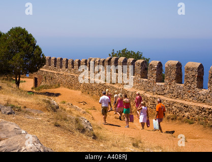 Touristische Wanderungen von mittelalterlichen Mauer der Burg von Alanya Türkei Stockfoto