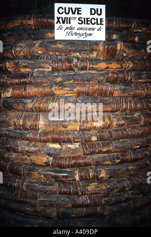 Burgund älteste Weinfass, Korbwaren, 17. Jahrhundert, Château de Pommard Winery, Pommard, Côte d'Or, Côte de Beaune, Burgund, Frankreich, Europa Stockfoto