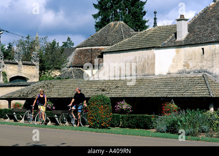 Paar RADTOUREN TOURISTEN VOR EINER ALTEN WASCHHAUS FRANKREICH BURGUND Savigny-les-Beaune BURGUND FRANKREICH EUROPA Stockfoto